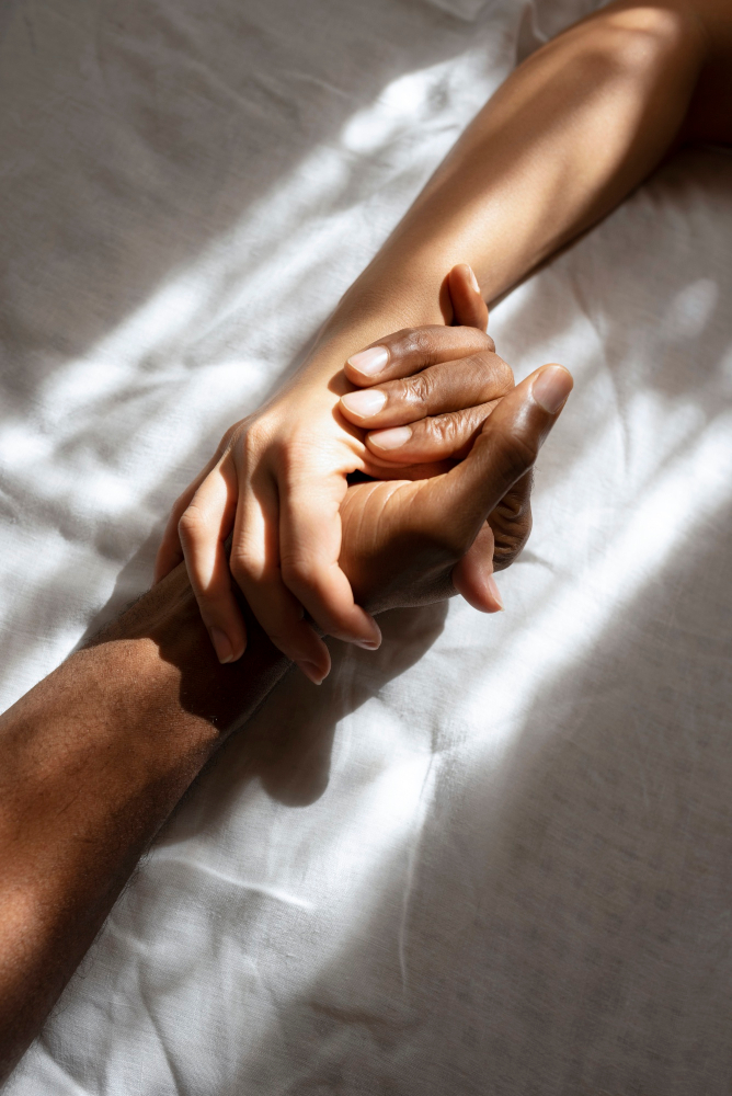 pareja dando la mano