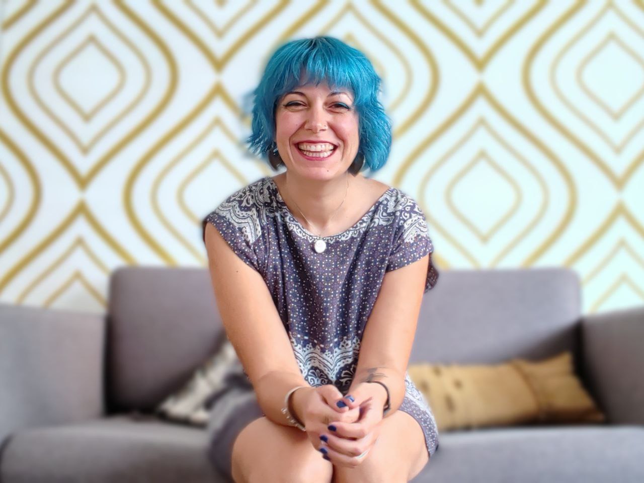 Sarah Boutaïb terapeuta terapeuta sonriendo con pelo azul