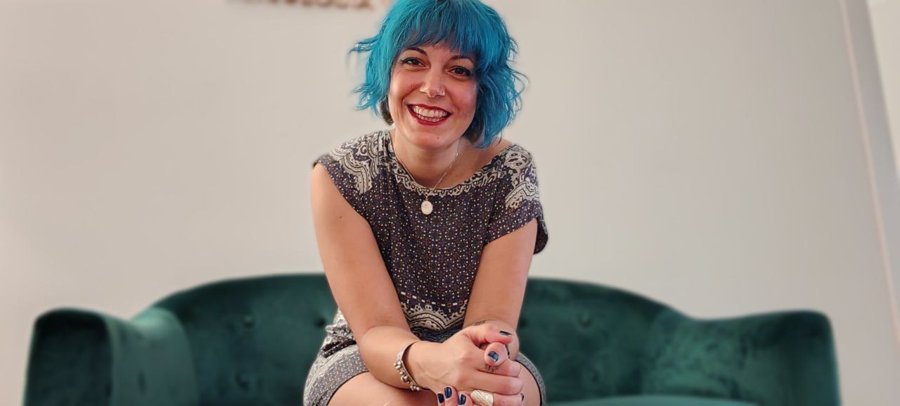 retrato sarah boutaib sofa verde